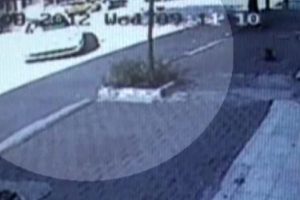 Otomobil d&uuml;kkana b&ouml;yle girdi