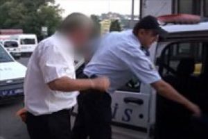 Kadının etek altı fotoğrafını &ccedil;ekerken yakalandı