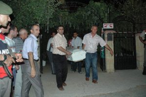 Eşi ve &ccedil;ocuğunu &ouml;ld&uuml;rd&uuml;kten sonra intihar etti
