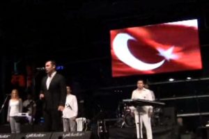 Bu t&uuml;rk&uuml;y&uuml; şehitler i&ccedil;in s&ouml;yledi