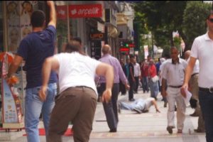 Film sahnesini ger&ccedil;ek sandı, oyuncuya bakın ne yaptı?