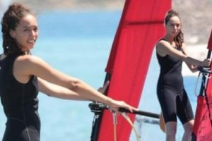 Azra s&ouml;rfe merak sardı
