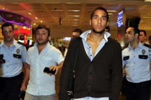 Alves, Sporting Lisbon'a kiralandı