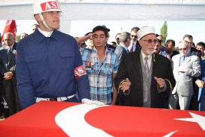 Şehit ağabeyini asker selamı ile uğurladı
