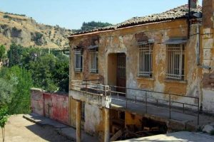 Tarihi binalar kurtarıcısını arıyor
