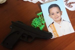 Oyuncak tabanca &ouml;ld&uuml;r&uuml;yordu!