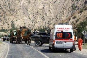 Askeri ara&ccedil; devrildi: 8 yaralı