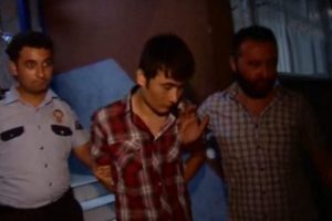 Baltayla arkadaşını &ouml;ld&uuml;rd&uuml;