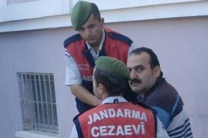 Katil zanlısı salondan atıldı