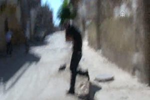 Halep'te AA muhabirinin olduğu sokağa bomba