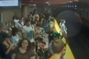 Anne ve oğlu metro raylarına b&ouml;yle d&uuml;şt&uuml;