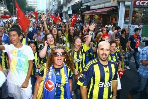 Fenerbah&ccedil;e taraftarı ter&ouml;re tepki i&ccedil;in y&uuml;r&uuml;d&uuml;