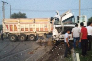 Elektrik direğine &ccedil;arpan TIR trafiği kilitledi