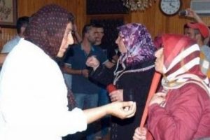 Kadınlar Başkan'ın makam odasını bastı