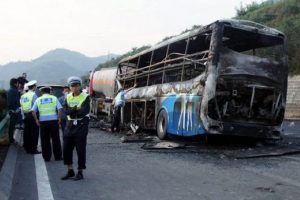Otob&uuml;s tankere &ccedil;arptı: 36 &ouml;l&uuml;