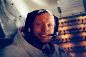 Ay'a ilk ayak basan astronot &ouml;ld&uuml;