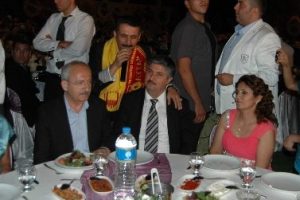 Kılı&ccedil;daroğlu "k&uuml;st&uuml;m" t&uuml;rk&uuml;s&uuml;n&uuml; dinledi