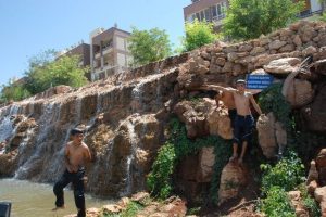Şelalede tehlikeli y&uuml;zme