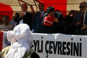 "&Uuml;stte g&ouml;k, altta yer &ccedil;&ouml;kmedik&ccedil;e..."
