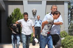 Evin kilitlerini kıran hırsızlar yakalandı
