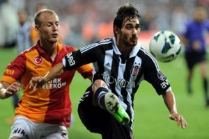 Sezonun ilk derbisinde gol d&uuml;ellosu: 3-3