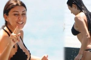 Selen seksi bikinisiyle b&uuml;y&uuml;l&uuml;yor