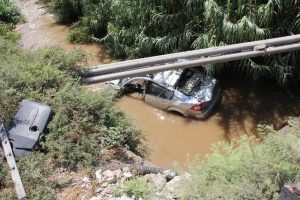 14 yaşındaki s&uuml;r&uuml;c&uuml; otomobille sulama kanalına u&ccedil;tu
