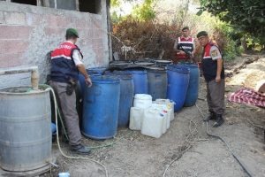 Ka&ccedil;ak rakı imalathanesine baskın