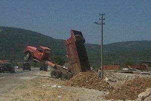 Kamyon şaha kalktı
