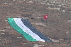 Suriye topraklarına t&uuml;rk bayrağı diktiler