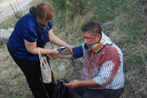 Yaralılara ilk m&uuml;dahale Kaymakam eşinden