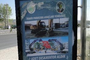 Otob&uuml;s duraklarının camlarını kırdılar