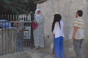20 santimlik boşluktan ge&ccedil;meye &ccedil;alıştılar
