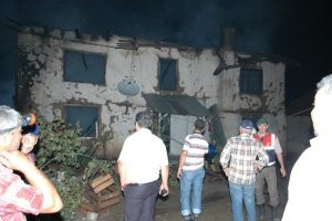 Elektrik kontağından &ccedil;ıkan yangın evi k&uuml;l etti