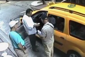 Turistleri dolandırırken kameraya yakalandı