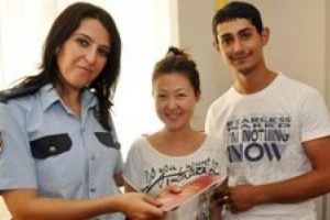 Nezarette evlendi, sınır dışı edilmekten kurtuldu