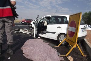 Daralan yolda zincirleme kaza: 1 &ouml;l&uuml;, 8 yaralı