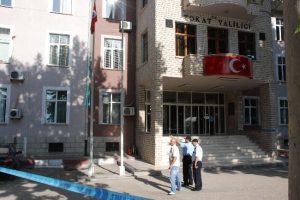 Valilik &ouml;n&uuml;nde bomba paniği