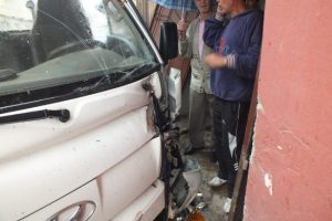 &Ouml;nce duvara ardından kapıya &ccedil;arparak durdu