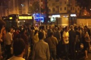 Metrob&uuml;s gelmeyince yolu kestiler
