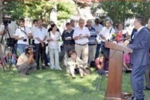 Vali uzatınca gazeteciler yere oturarak dinledi