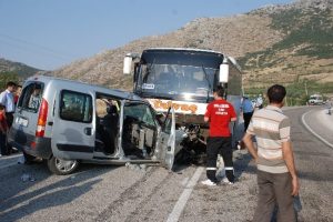 Yolcu minib&uuml;s&uuml; ile otomobil &ccedil;arpıştı: 2 &ouml;l&uuml;, 20 yaralı