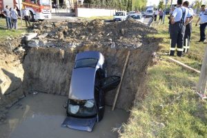 Otomobiliyle kanala u&ccedil;tu