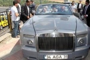 Diyarbakır'da Rolls Royce ile gezdi