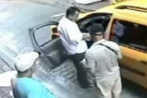 İngiliz turistleri dolandıran taksici kamerada