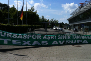 Bursaspor'a pankartlı karşılama!
