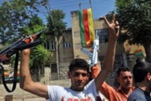 Suriyeli K&uuml;rtlerin kampında &ccedil;atışma &ccedil;ıktı