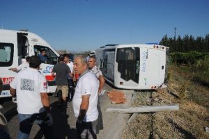 Tur midib&uuml;s&uuml; ile kamyonet &ccedil;arpıştı: 2 &ouml;l&uuml;, 8 yaralı