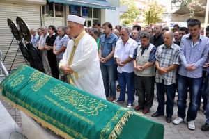 S&ouml;z yazarı &Ccedil;elikoğlu toprağa verildi