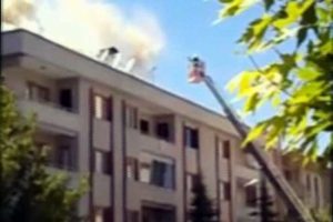 3 katlı apartmanın &ccedil;atısında yangın